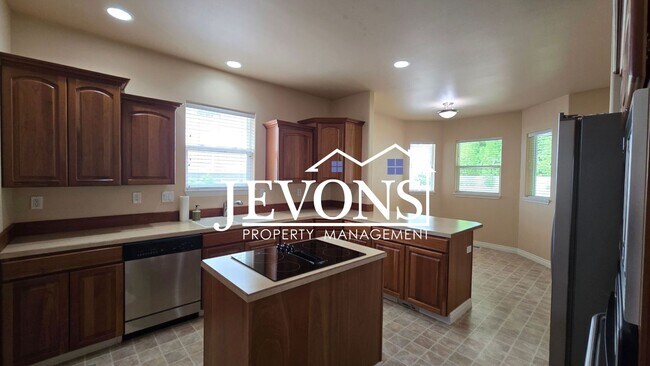 Foto del edificio - Open House viewings every Tuesday and Friday at 12:00 PM.