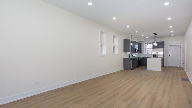 Foto del edificio - 2036 N Hoyne Ave