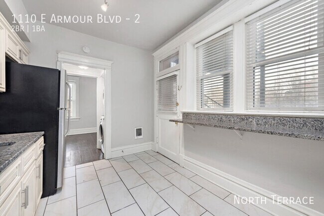 Foto del edificio - Big, Dreamy, VINTAGE 2BR Apartment - Near ...