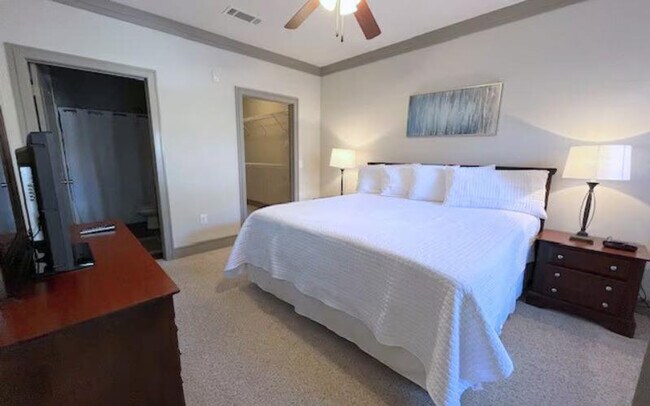 Building Photo - 700 Venue Wy