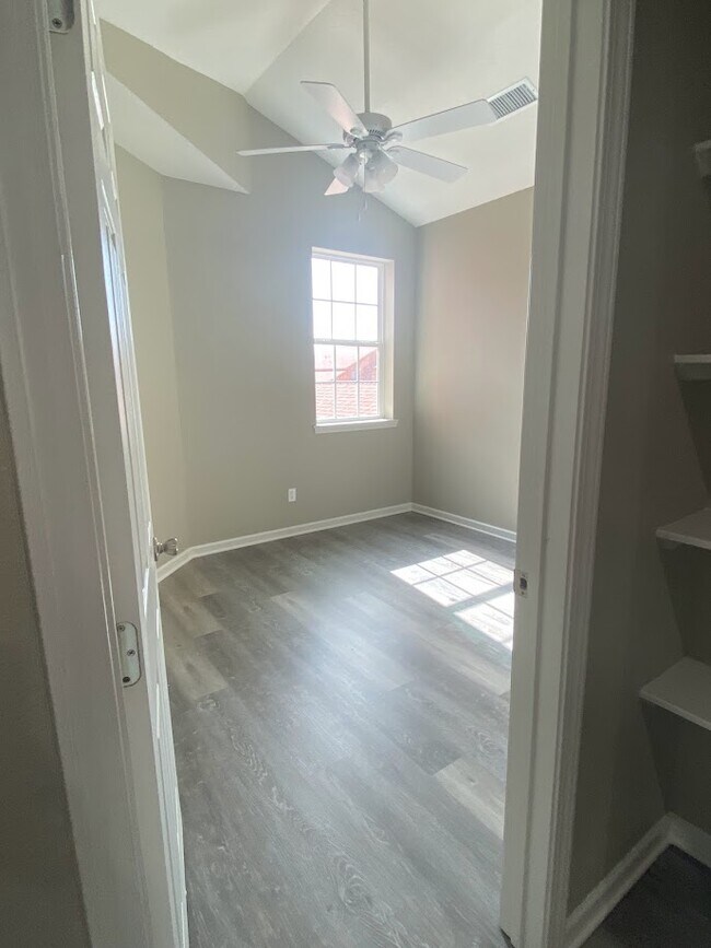 Foto del edificio - 1305 W Villa Maria Rd