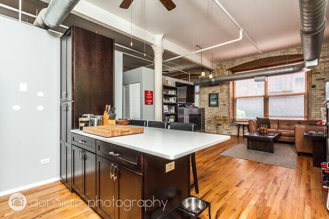 Building Photo - Well kept 2-bedroom with indoor parking sp...