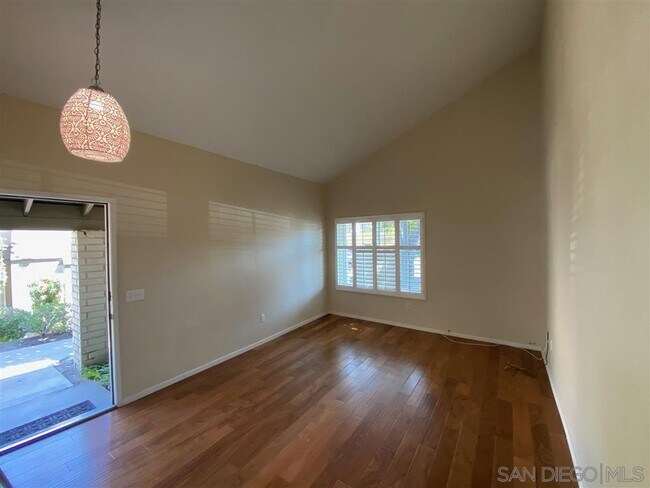 Building Photo - 5037 La Cuenta Dr