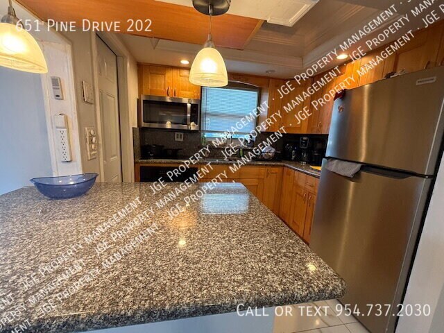 Foto del edificio - 651 Pine Dr