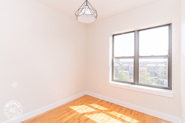 Building Photo - 1671 Lincoln Pl