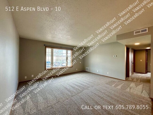Building Photo - Updated 2 Bedroom Apartment! FREE Garage!