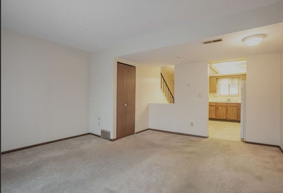 Building Photo - 534 Valley Dr