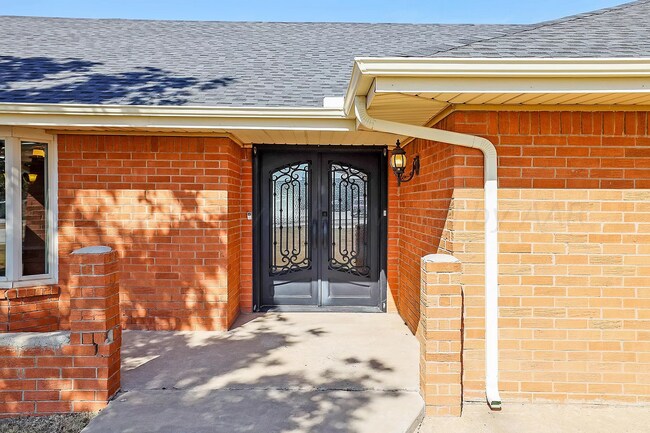 Building Photo - In Ground Pool!