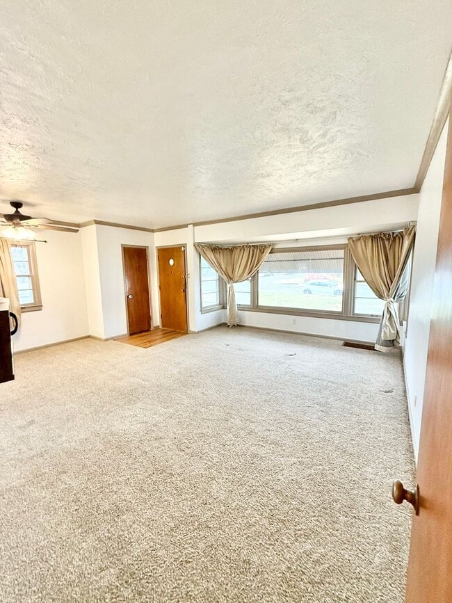 Building Photo - Move in ready home on Routt!