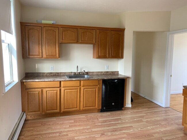 Building Photo - 32 Custer St