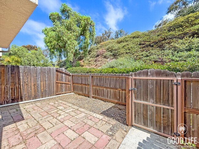 Foto del edificio - Spacious 3BD/2.5BA Townhouse in UTC W/ 2-C...