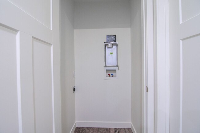Foto del edificio - 1-Bedroom Condos in Colony Farms in Magna....