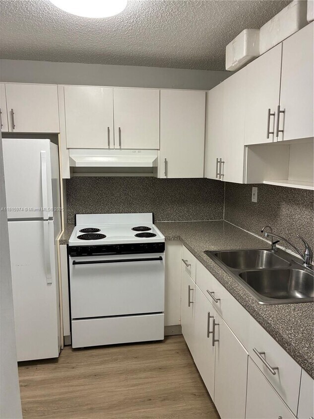 Foto principal - 4675 W 18th Ct