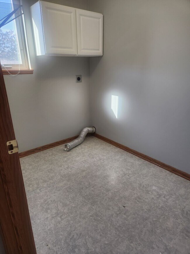 Building Photo - South Lincoln Townhouse with 4 bedrooms, 2 1/2 baths, and 2 stall garage.