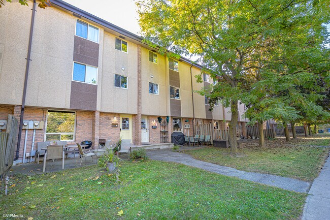 Photo du bâtiment - 3-19 Burns Drive