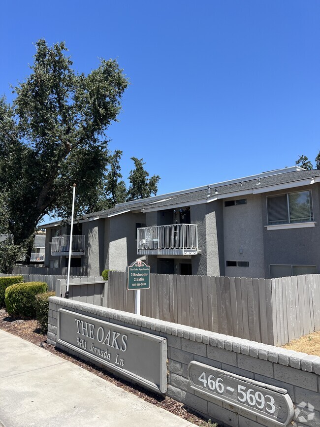 Building Photo - Oaks Apartments