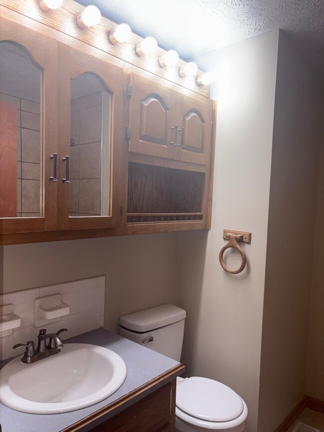 Main Bathroom - 916 Hile Ln