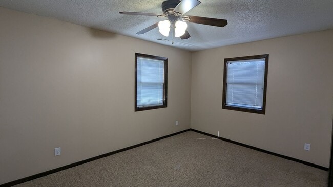 Foto del edificio - 3-bed home in Lewis Central