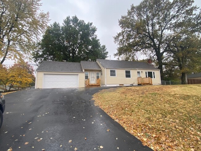 Building Photo - 1325 NE Englewood Rd