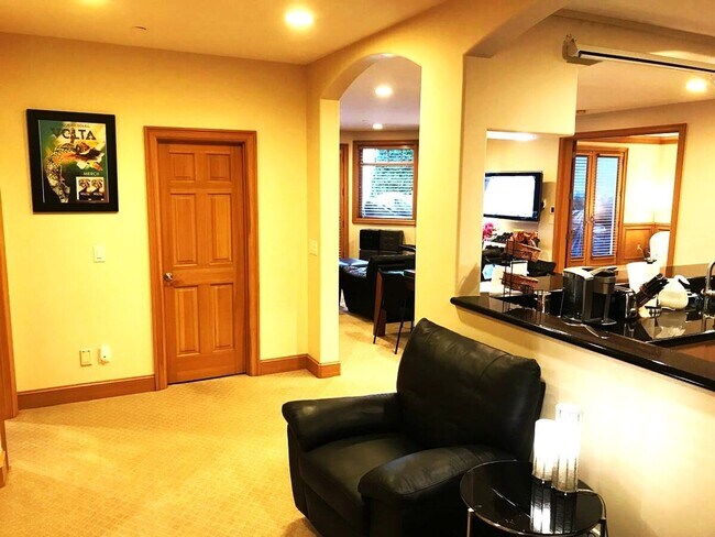 Building Photo - Lakefront 2000asf fully furnished short te...