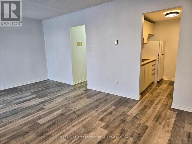 Building Photo - 576 Mary St E