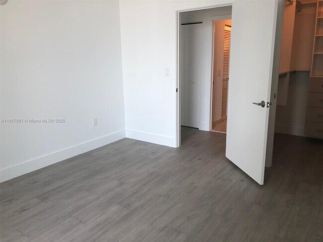 Foto del edificio - 79 SW 12th St