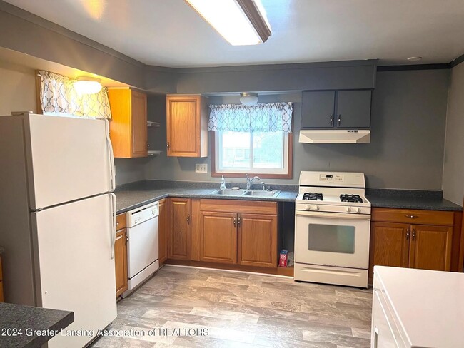 Kitchen - 318 N Francis Ave