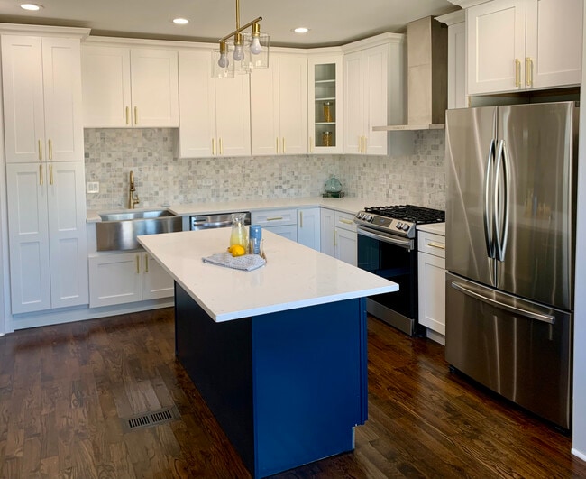 kitchen- everything BRAND NEW - 5522 W Farragut Ave