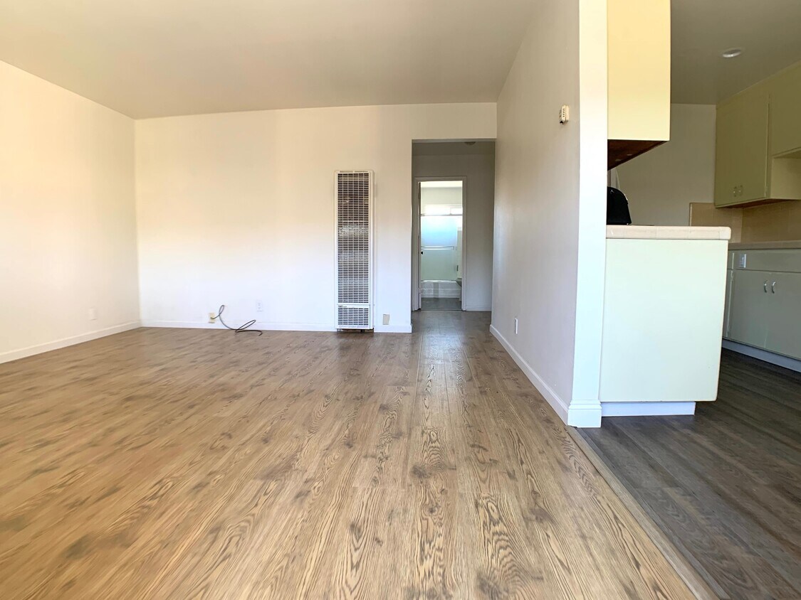 1 bedroom apartment 650 sqt - 1702 De Rose Way