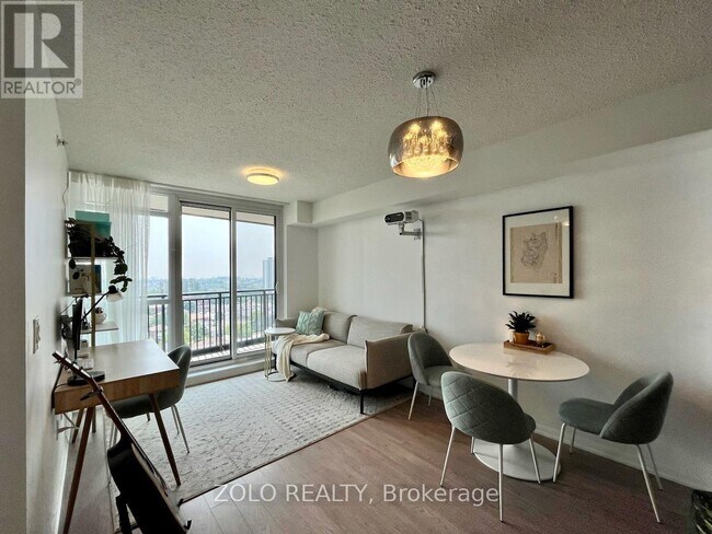 Photo du bâtiment - 800-800 Lawrence Ave W