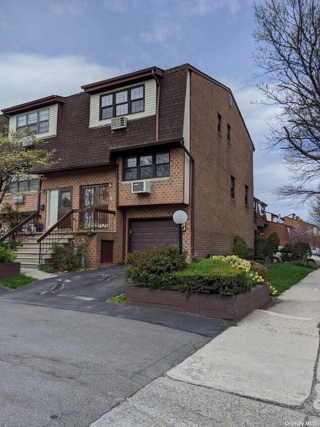 Primary Photo - 120-25 Ketch Ct