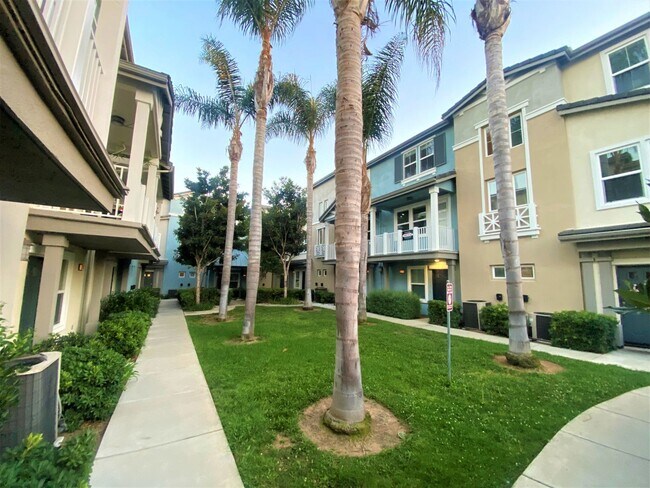 Building Photo - Gorgeous 3 bed 3 1/2 bath home with beauti...