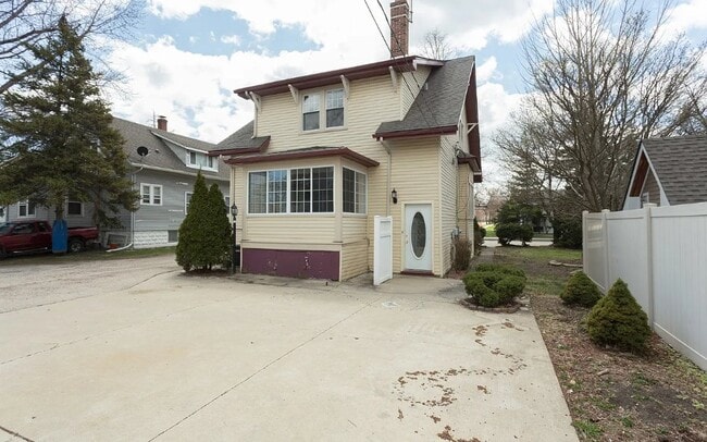 Photo - 161 E North Ave (Elmhurst, IL) Apartment