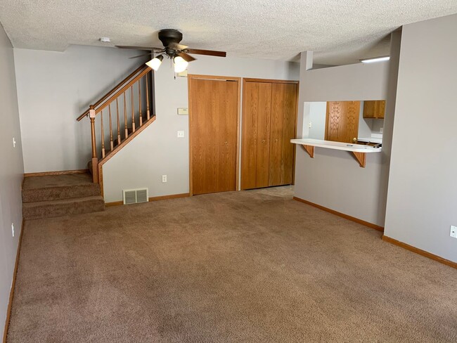 Building Photo - NEW PAINT AND CARPET! 2 Bed/1.5 Bath Townh...