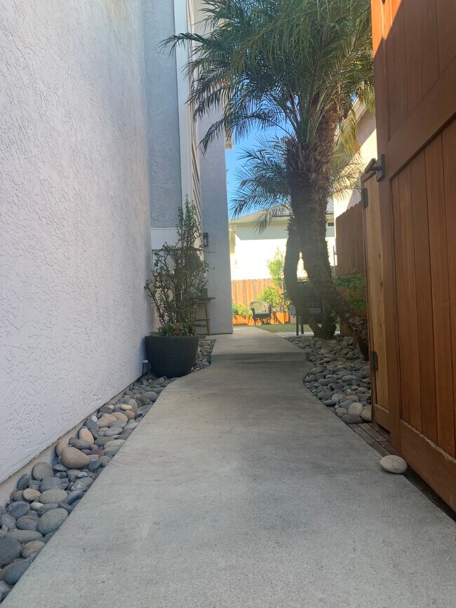 Foto del edificio - 2406 Maravilla Way