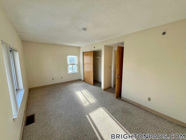 Foto del edificio - 150 N Beacon St