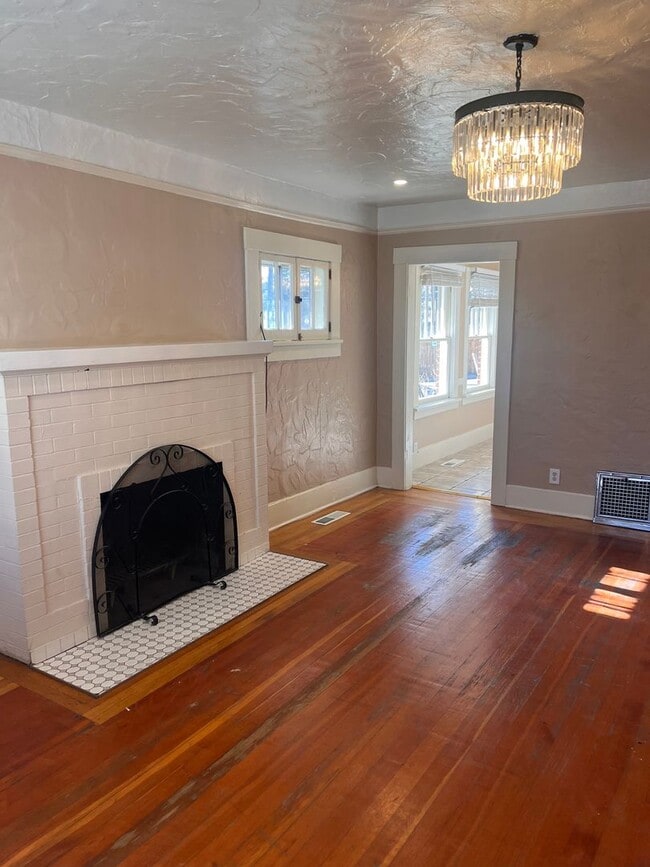 Building Photo - Charming four-bedroom home one block from UNR