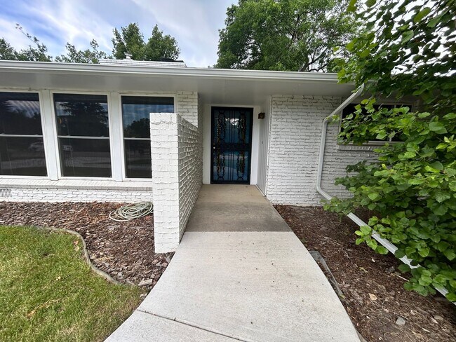 Foto del edificio - Spacious Three Bedroom Home Available Now!