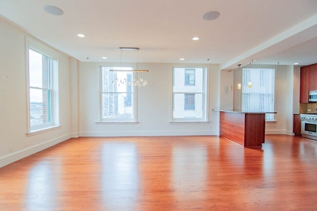 Building Photo - Luxury 2bd/2bth Condo w/Unobstructed Lake ...