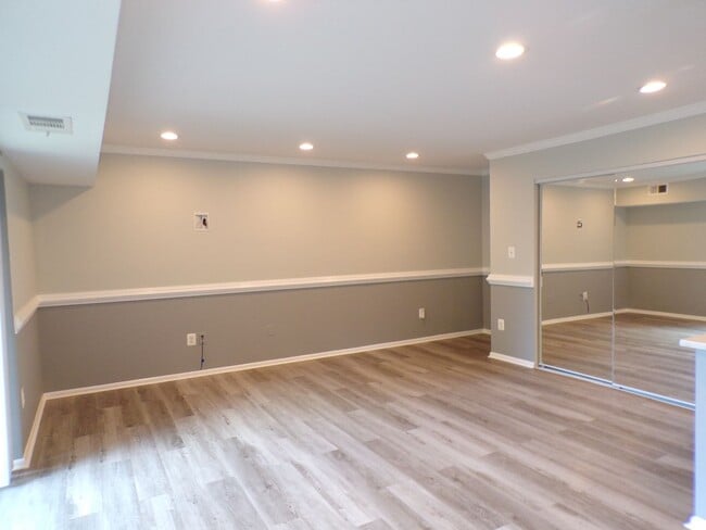 Building Photo - Two Bedroom, Two Bath Condo Located Near T...