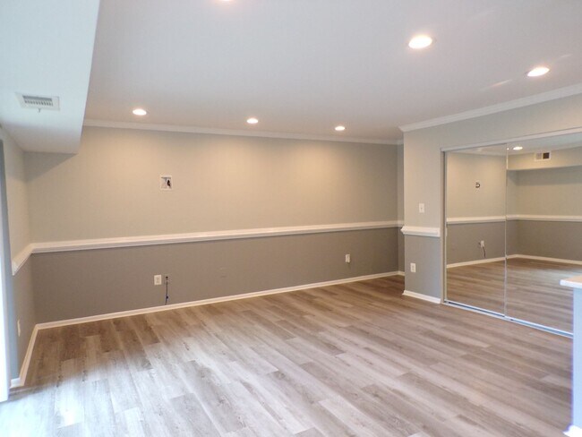 Foto del edificio - Two Bedroom, Two Bath Condo Located Near T...