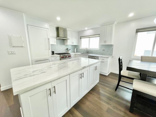 Building Photo - Beautiful 2/2 condo with Dream Kitchen rem...