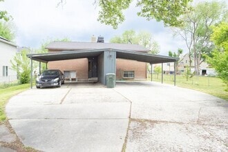 Building Photo - 558 Sir Anthony Cir W
