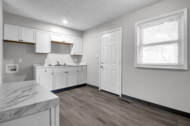 Building Photo - 3 Bedroom Home