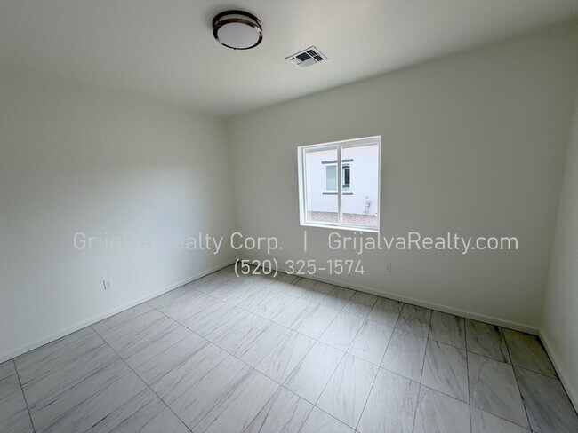Building Photo - 4509 S 7th Ave