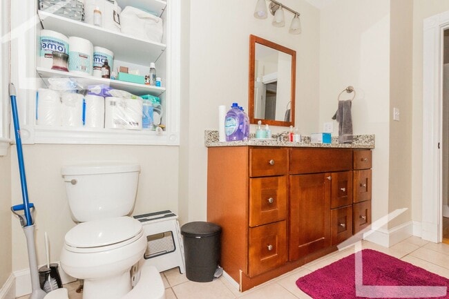 Building Photo - Nicely renovated 4 bed duplex with parking included.