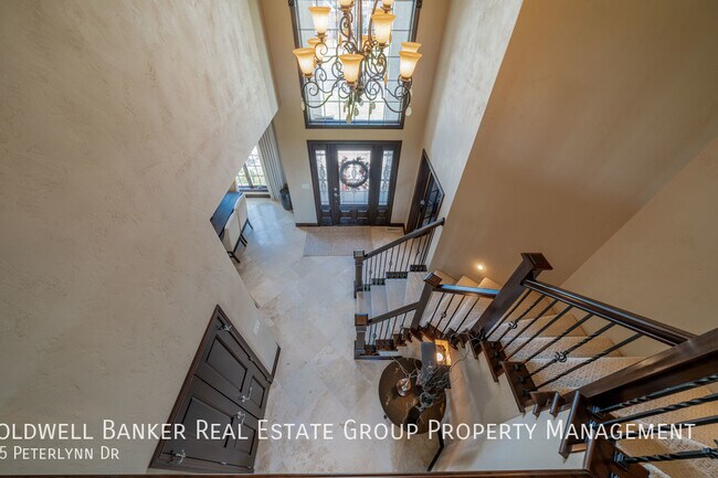 Building Photo - Beautiful Fully Furnished Executive Home l...
