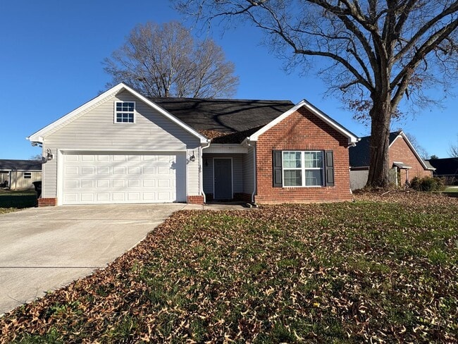 Building Photo - Beautiful Home in Woodridge Estates..