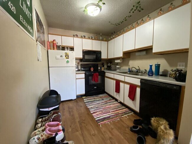 Building Photo - $995 | 2 Bedroom, 1 Bathroom Apartment | N...