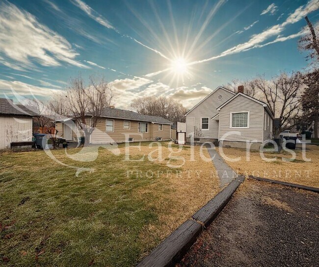 Foto del edificio - Well-Located 3BR/2BA Single-Family Home with Finished Basement